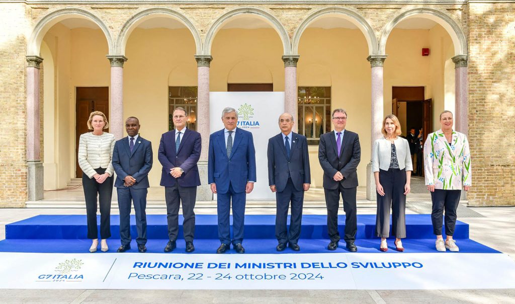 Foto di rito per i ministri dello Sviluppo prima dell'inizio del G7 di Pescara